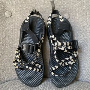 Kids Black & White Chacos Sz 2 - GUC